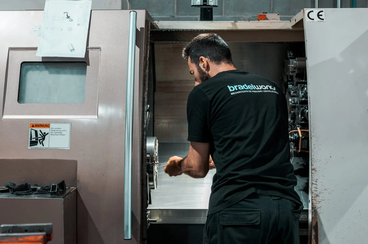 Taller de BradelWorks en Terrassa con máquinas CNC de última generación